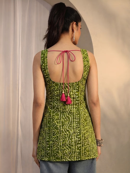 Dynique Bharat Women’s Green Bandhani Print Sleeveless Short Kurti | Casual Tunic
